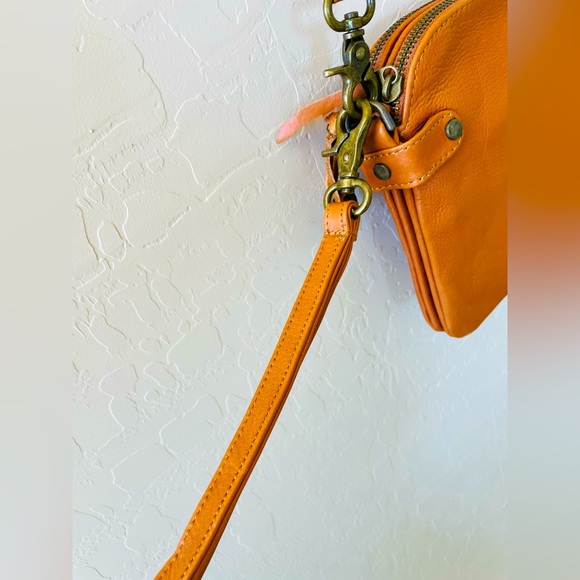 Wanderers Leather Crossbody Wristlet Clutch Tan Brass Hardware Great Pockets EUC - Picture 6 of 15
